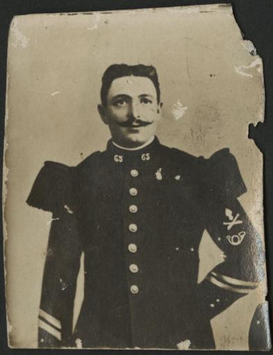 (1Num1/286/1). Portrait de René Pelletier en tenue militaire du 65e régiment d'infanterie.