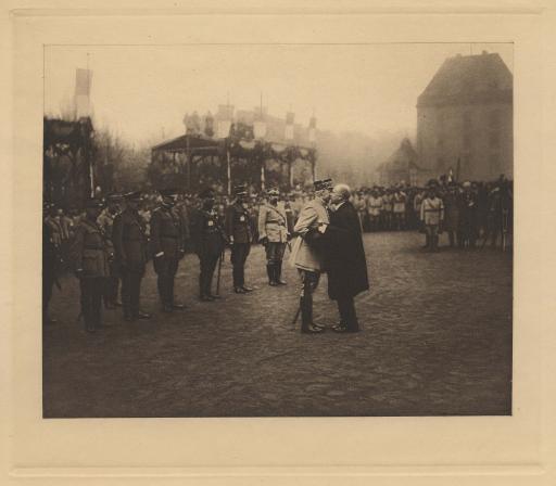 Le président de la République donne l'accolade au maréchal Pétain / photographie Henri Manuel.