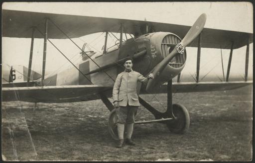 Gaston Pierre Chauvin (né en 1899 à Soulignac, en Gironde ?) : posant à côté de l'hélice (vue 1) et aux commandes (vue 2) d'un avion, en uniforme (vue 3).