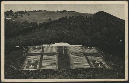 Le cimetière militaire du Silberloch avec le monument aux morts (Le Viel-Armand, Hartmannswillerkopf).