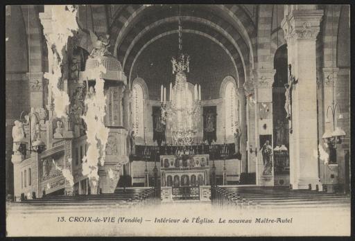 L'intérieur de l'église Sainte-Croix, avec son nouveau maitre-autel.