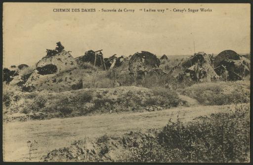 Cerny-en-Laonnois. - Ruines de la sucrerie (vue 1) et un champ de bataille dévasté avec cimetière improvisé (vue 3).
