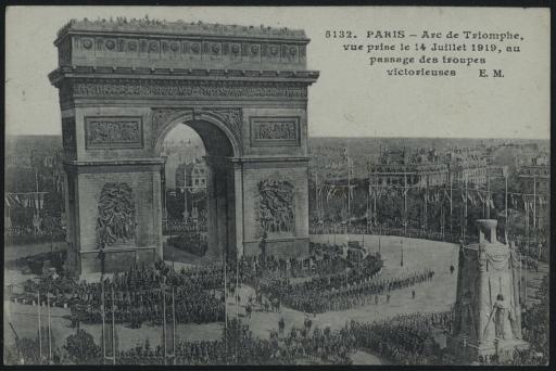 Passage des troupes victorieuses sous l'Arc de Triomphe à Paris le 14 juillet 1919.