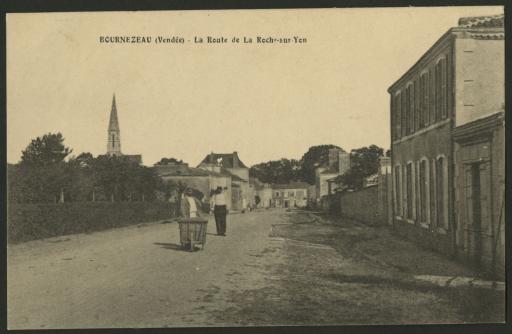 L'entrée de la commune par la route de La Roche-sur-Yon (vue 1), le centre-ville et ses commerces (vue 2) / P. Dagusé phot. (vue 2).