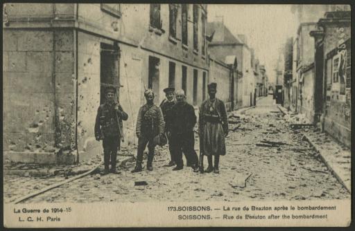 Soissons. - La rue de Beauton après bombardement (soldats au premier plan).