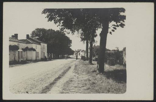 La route de Fontenay-le-Comte (vue 1) et la grande rue au niveau de l'atelier d'un bourrelier-sellier (vue 2).