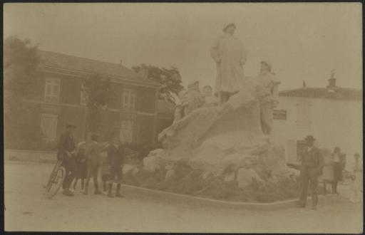 Groupes de personnes posant devant la statue érigée en l'honneur de G. Clemenceau (vues 1-2) parmi lesquelles on compte les chefs de la préfecture des Ardennes avant leur départ (vue 3).
