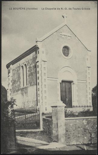 La chapelle de Notre-Dame-de-toutes-Grâces : la façade principale (vue 1) et l'autel surmonté d'une Vierge à l'enfant (vue 2).