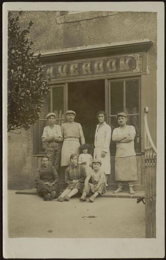 Le boulanger A. Verdon, avec sa famille et ses commis, devant la devanture de la boulangerie, située en-dessous de la mairie.