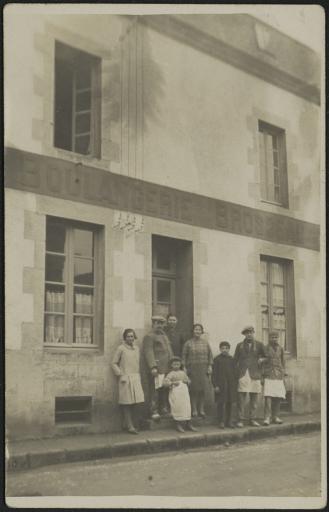 La famille Brosseau devant sa boulangerie.