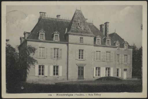 Le château de Bois Tiffray : la façade principale (dépendances, vue 4) / L. Pilorget phot. (vue 4).