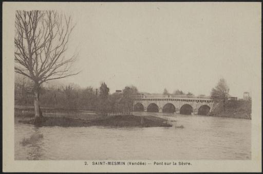 Le pont sur la Sèvre, menant à Saint-Mesmin (barques avec deux femmes à ombrelle, vue 3). / B.M. phot. (vue 2).
