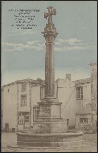 La fontaine publique, érigée à la mémoire du général vendéen de Sapinaud, en 1844 (publicité "zoo circus", vue 1, mairie, vue 2).