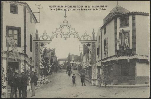 La Gaubretière. - Le pèlerinage eucharistique du 9 juillet 1914 : l'arc de triomphe disposé au niveau du carrefour de la Frèrie (horlogerie-bijouterie "A. Bretin", vue 1), la procession dans la grande rue (vue 2), le reposoir en plein-air (vue 3).