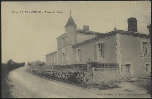 Le logis du Brandeau (ou Brandois) : la façade latérale, vue de la route des Sables (vue 1), la cour intérieure et dépendances (vue 2), la chapelle sur la commune de Vairé (vue 3).
