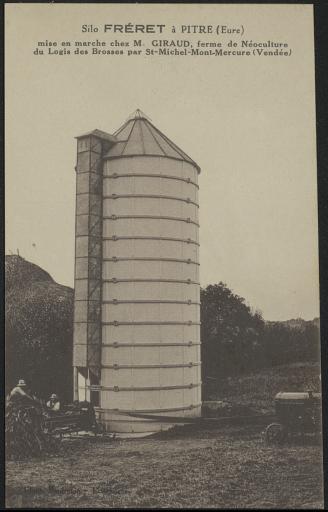 Un silo (de type Fréret), dans une ferme de néoculture appartenant à M. Giraud, sur le domaine du logis des Brosses (ouvriers activant la machine agricole) / Baufreton phot.