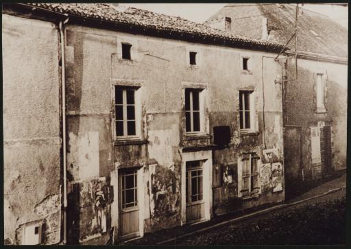 Le café du Centre (vue 1), dont les derniers tenanciers furent Henri (1896-1966, ancien garde champêtre, photographié en 1963, vue 2) et Célina (1900-1987, vue 3) Caen.