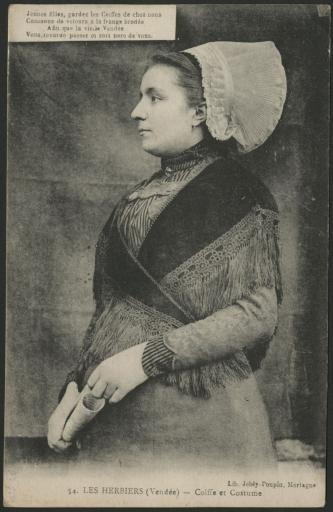 Les Herbiers. - Une femme en costume portant la coiffe, prenant la pose de profil.
