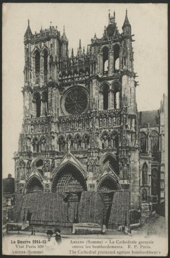 Amiens. - La cathédrale garantie contre les bombardements.
