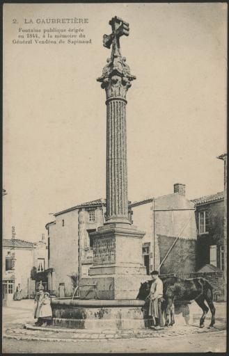La fontaine publique surmontée d'une colonne érigée en 1844 à la mémoire du général de Sapinaud.