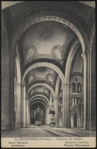 L'intérieur de l'église Sainte-Radégonde et le ciborium.