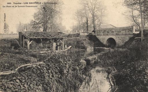 Le lavoir communal et, en arrière-plan, le pont de la Coussais.
