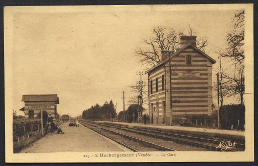 La gare de L'Herbergement-Les Brouzils : arrivée du train (vues 2-4, 6), la gare pavoisée (vue 3), voyageurs au départ (vue 6), cabriolet à cheval devant la gare (vue 7).