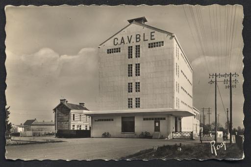 Le bâtiment de la "C.A.V. BLE". La gare en arrière-plan.