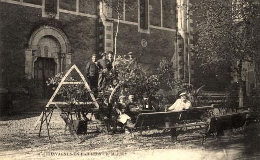 Outils et mobilier de jardin transportés par la jeunesse devant l'église, dans la nuit du 1er mai 1912 (vues 1-2), groupe habillé pour un spectacle ou une loterie (vue 3), bal de noces à la Robretière (vue 4).