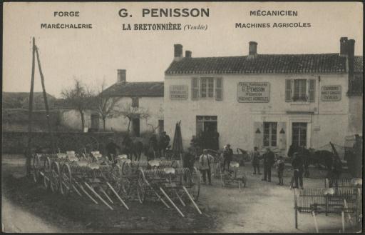 La Bretonnière. - Publicité pour l'entreprise de G. Penisson, mécanicien-forge-maréchalerie et machines agricoles, qui dans la cour de sa boutique expose une partie de ses machines.