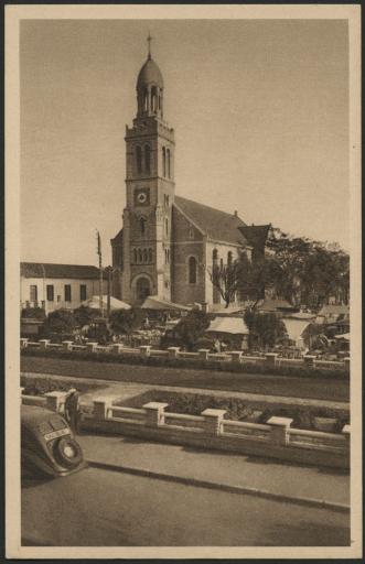 Le clocher de l'église Sainte-Croix et le marché / Jules Robuchon phot.