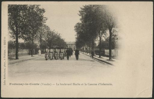 La caserne d'infanterie : un défilé sur le boulevard Hoche venant de la caserne (vue 1), l'entrée de la caserne, dite quartier du "Chaffault" (vue 2), le dépôt de remonte de la caserne Belliard (vue 3) / Jules Robuchon phot.