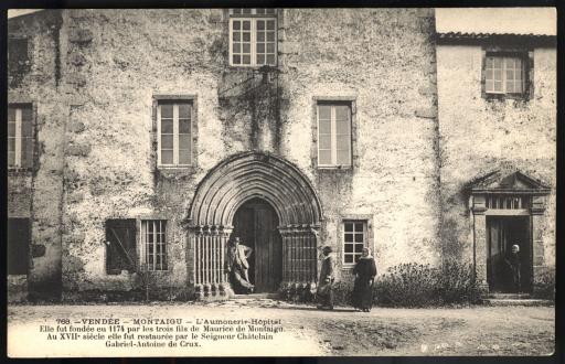 La chapelle Saint-Léonard de l'aumônerie-hôpital du XIIe siècle et sa vieille porte.