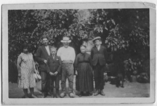 Famille Violleau (de gauche à droite) : Victorine, Joseph, Henri (1er plan), Henri et Olive (parents), Lucien, [ca 1925].