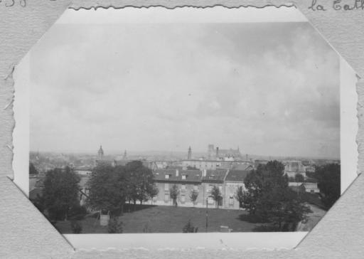 En visite à Reims : vues d'ensemble, Saint-Rémy, la cathédrale, le monument gallo-romain, le monument Jeanne-d'arc, le monument aux morts, le monument en l'honneur de l'armée noire et les caves Pommery et Greno, 21 août 1938.