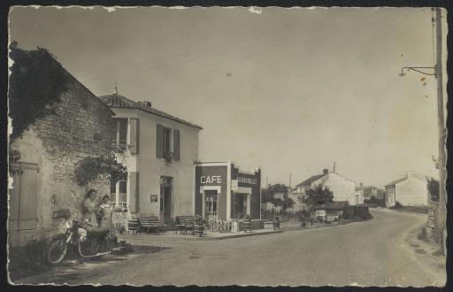 La rue principale bordée par le café Au-Bar-Belet, au hameau de Chevrette / Gaubard phot.
