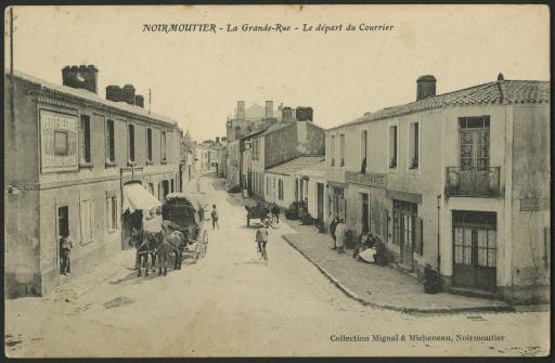 La Grande Rue (vues 1-8) et la maison de Tinguy, à l'intersection des rues Parmentier et du général Leclerc (vues 9-10), dans le bourg de Noirmoutier-en-l'Île.