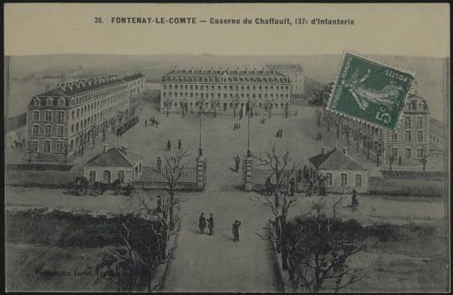 La caserne Du Chaffault : vues générales (vues 1-3), l'entrée (vues 4-7, militaires devant la grille, vue 7) / Jaunet phot. (vue 1) ; Mme Milheau phot. (vue 2) ; Combier phot. (vue 6).