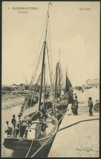 Bateaux de pêche dans le port de Noirmoutier : cimetière de bateaux dans le chenal (vue 7).