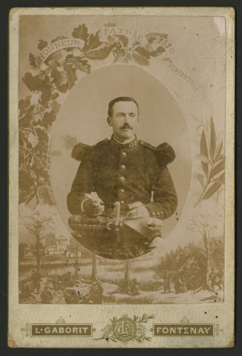 Portrait d'Eugène Loiseau en uniforme du 137e régiment d'infanterie.
