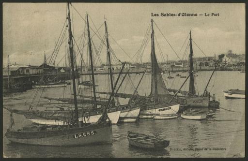 Le port de pêche (vues 1-3), avec la tour Arundel en arrière-plan (vue 4) / Boutain phot., Les Sables-d'Olonne (vues 2-4).