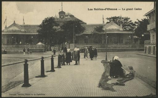 Le grand casino (une sablaise reprise un filet, vue 1) / Boutain phot., Les Sables-d'Olonne (vue 2).