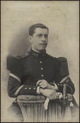Portraits d'Edouard Café en différentes tenues militaires, du jeune officier au capitaine de compagnie. S'y ajoute un portrait paru dans "Le Journal" en 1914 où il est cité à l'ordre de l'armée pour un fait de bravoure (vue 4).