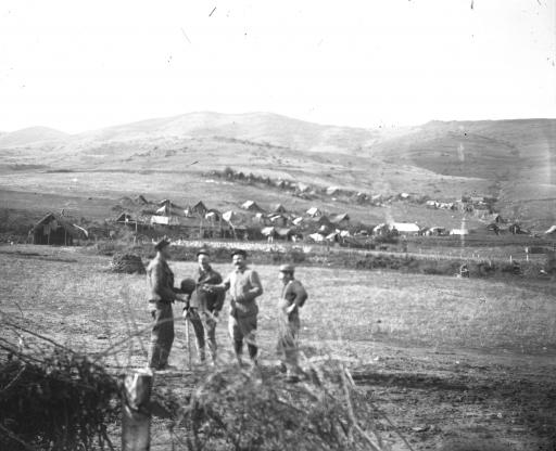 Campements militaires d'Henri Belaud et ses camarades dans les montagnes (vues 1-3) et vallée (vue 4) de la Macédoine.