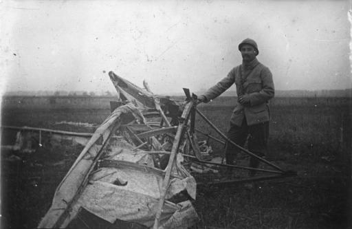 Un avion allemand (Gotha) s'est écrasé dans un champ avec trois soldats à son bord : "il a brûlé et ce matin je l'ai pris en photo" (lettre du 16 juillet, vues 1-4).