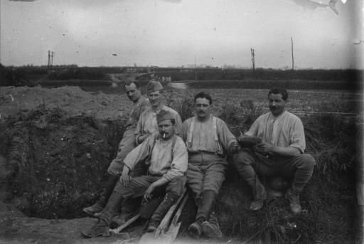Soldats sur un chantier d'excavation.