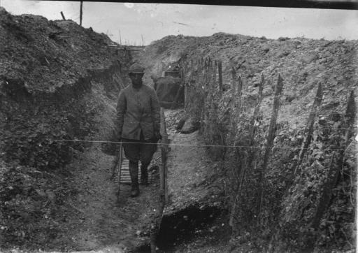 Soldats dans les tranchées (vues 1-11) ; dans des trous d'obus (vues 12-15) et à l'entrée d'abris (vues 16-17).
