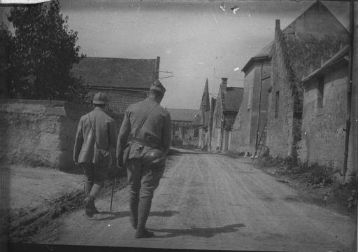 Soldats marchant sur la chaussée (vues 1-3) ; dans des fermes (vues 4-5) ; devant un aménagement troglodyte (vue 6) ; posant sur des rails (vue 7) et dans différents paysages (vues 8-12).
