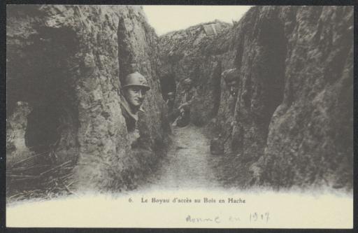 Des soldats dans le boyau d'accès au Bois en Hache.