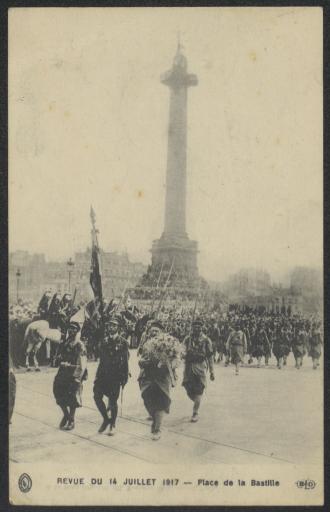 Revue militaire du 14 juillet 1917, place de la Bastille à Paris.